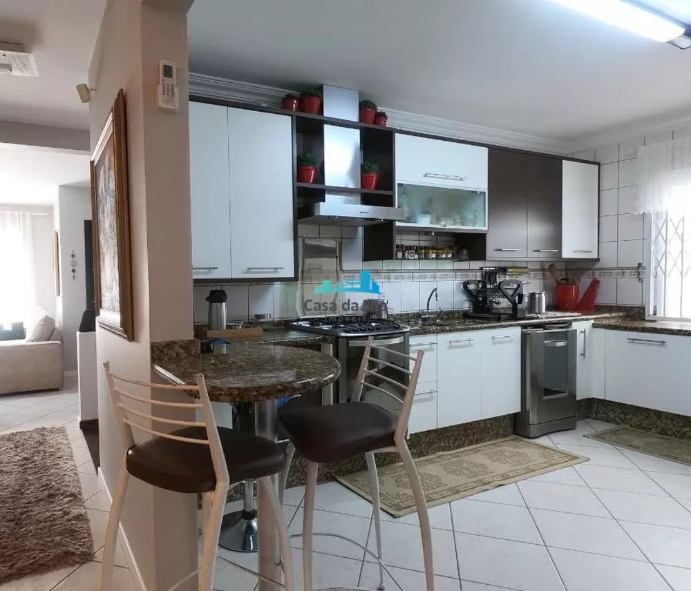 Casa à venda com 4 quartos, 250m² - Foto 2