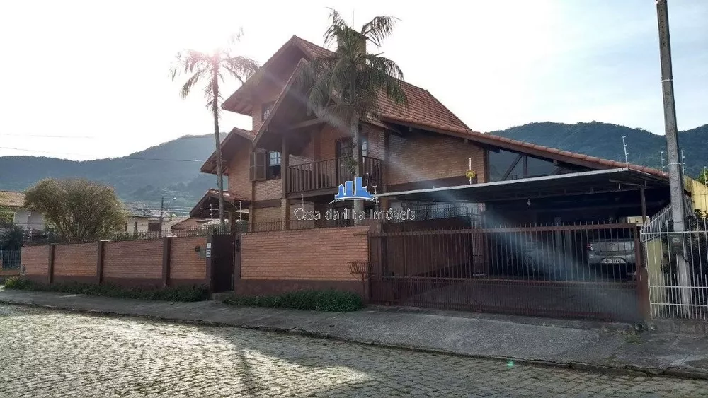 Casa à venda com 5 quartos, 232m² - Foto 2