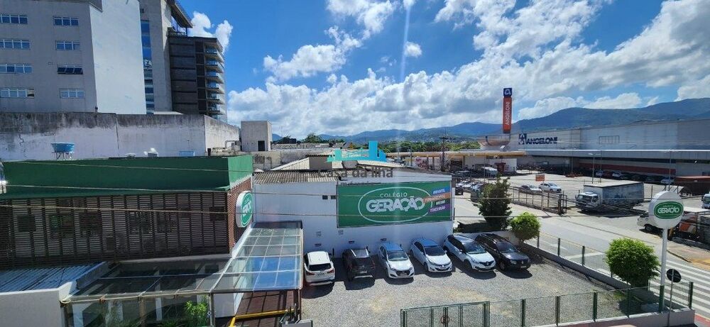 Casa à venda com 3 quartos, 360m² - Foto 1