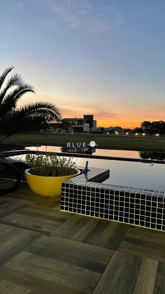 Casa de Condomínio à venda com 4 quartos, 330m² - Foto 2