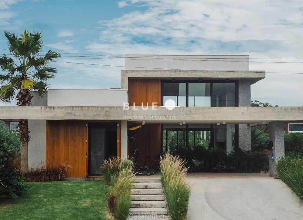 Casa de Condomínio à venda com 4 quartos, 329m² - Foto 1