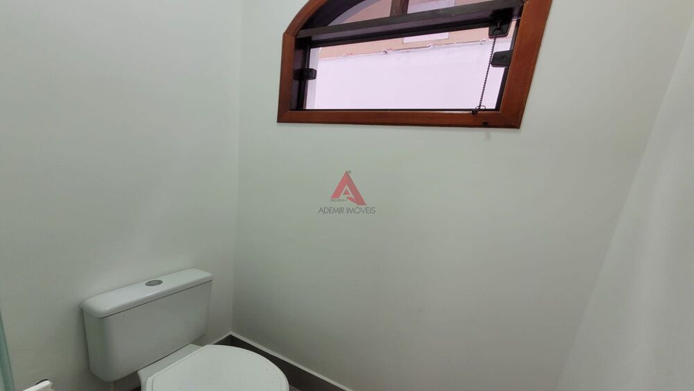 Casa à venda com 3 quartos, 202m² - Foto 1