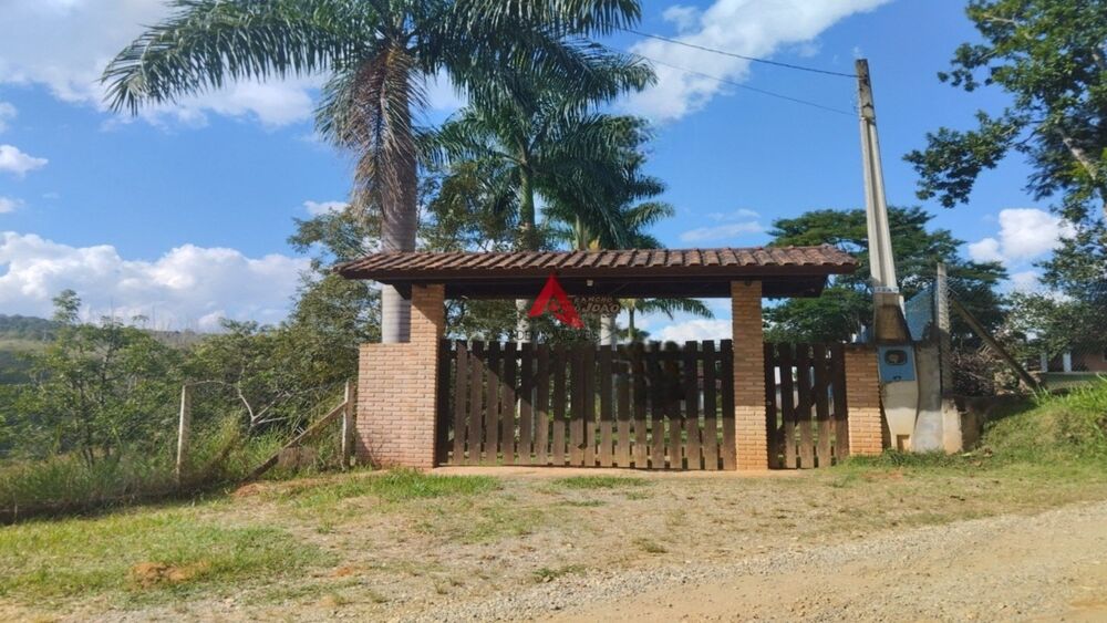 Chácara à venda com 3 quartos, 235m² - Foto 1