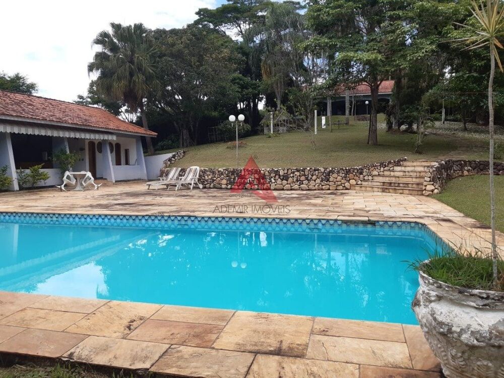 Chácara à venda com 4 quartos, 607m² - Foto 1