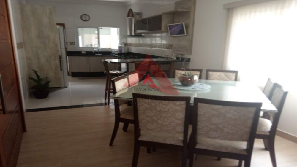 Casa à venda com 2 quartos, 180m² - Foto 2
