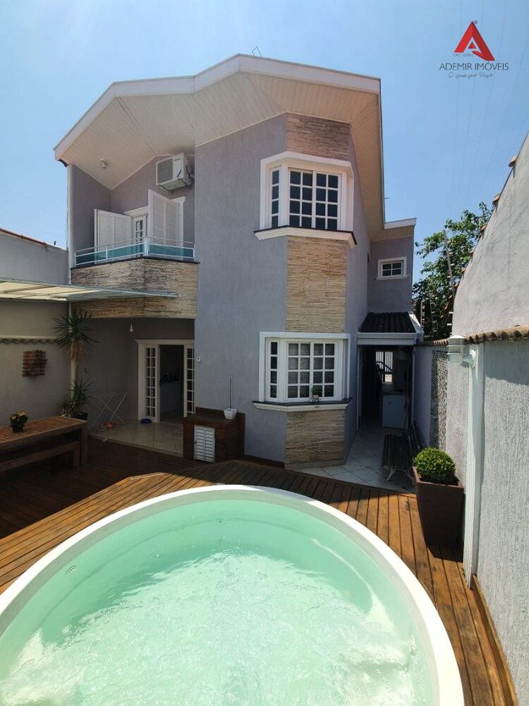 Casa à venda com 3 quartos, 256m² - Foto 1