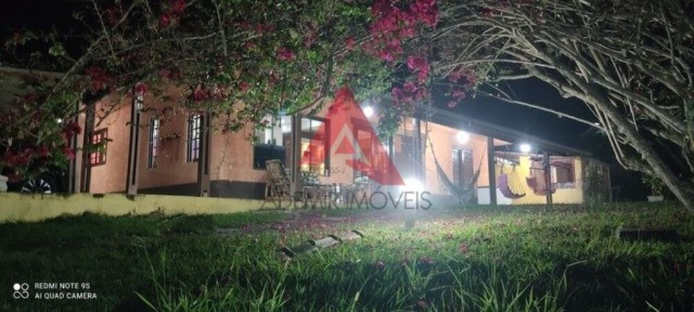 Chácara à venda com 3 quartos, 170m² - Foto 1