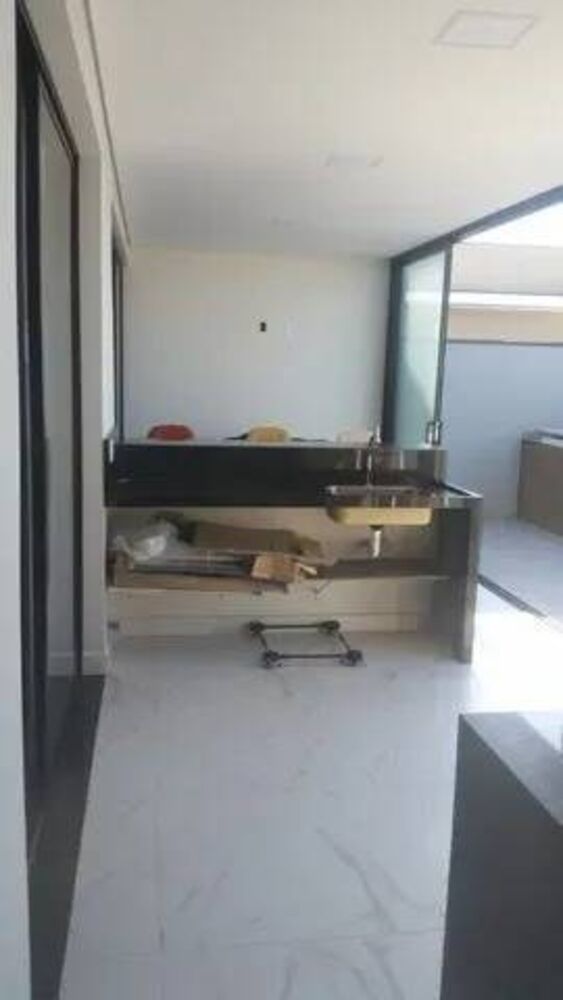 Casa de Condomínio à venda com 4 quartos, 271m² - Foto 2