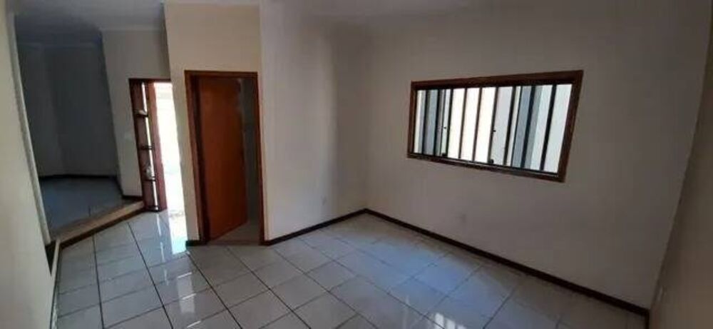Casa à venda com 3 quartos, 250m² - Foto 2