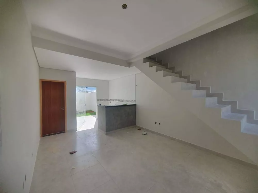 Casa à venda com 2 quartos, 57m² - Foto 1