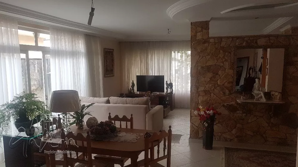 Casa à venda com 3 quartos, 201m² - Foto 1