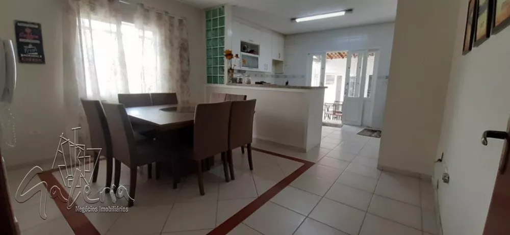 Sobrado à venda com 3 quartos, 234m² - Foto 1