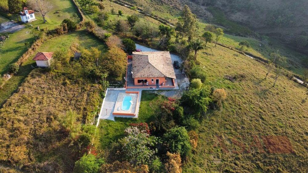 Sítio à venda com 3 quartos, 216m² - Foto 1