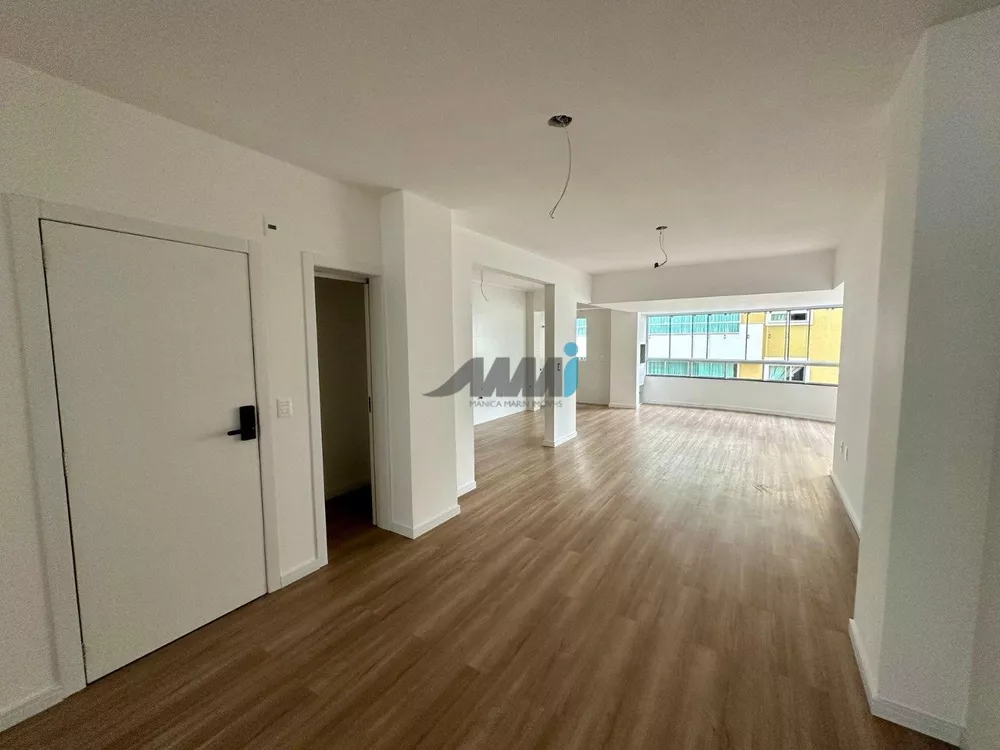 Apartamento à venda com 4 quartos, 201m² - Foto 2