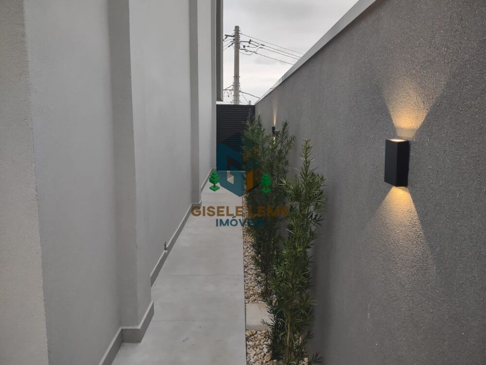 Casa à venda com 3 quartos, 236m² - Foto 1