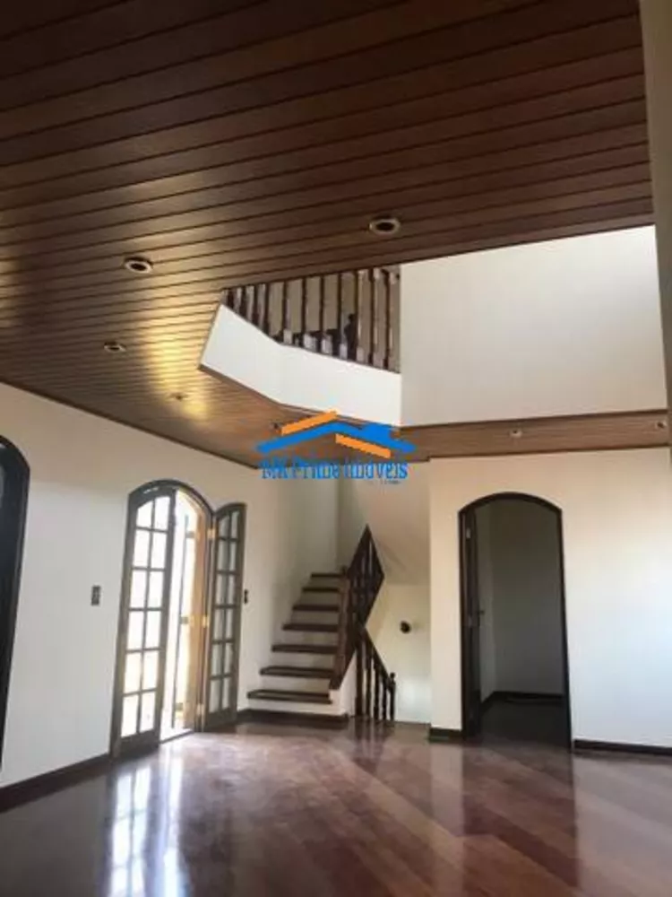 Sobrado à venda com 4 quartos, 256m² - Foto 1