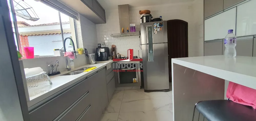 Casa à venda com 3 quartos, 222m² - Foto 11