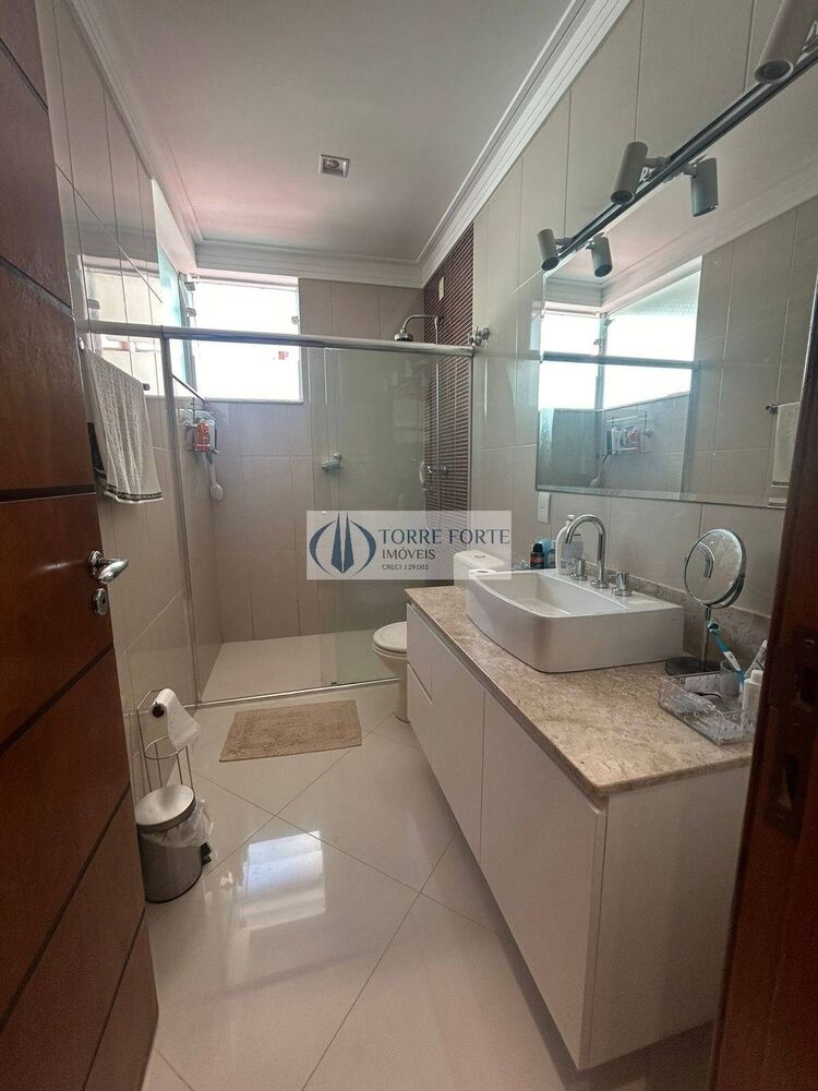 Sobrado à venda com 3 quartos, 200m² - Foto 2