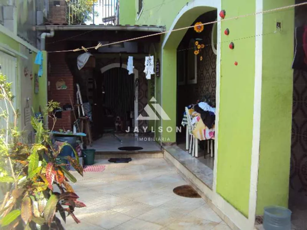 Casa à venda com 3 quartos, 220m² - Foto 2