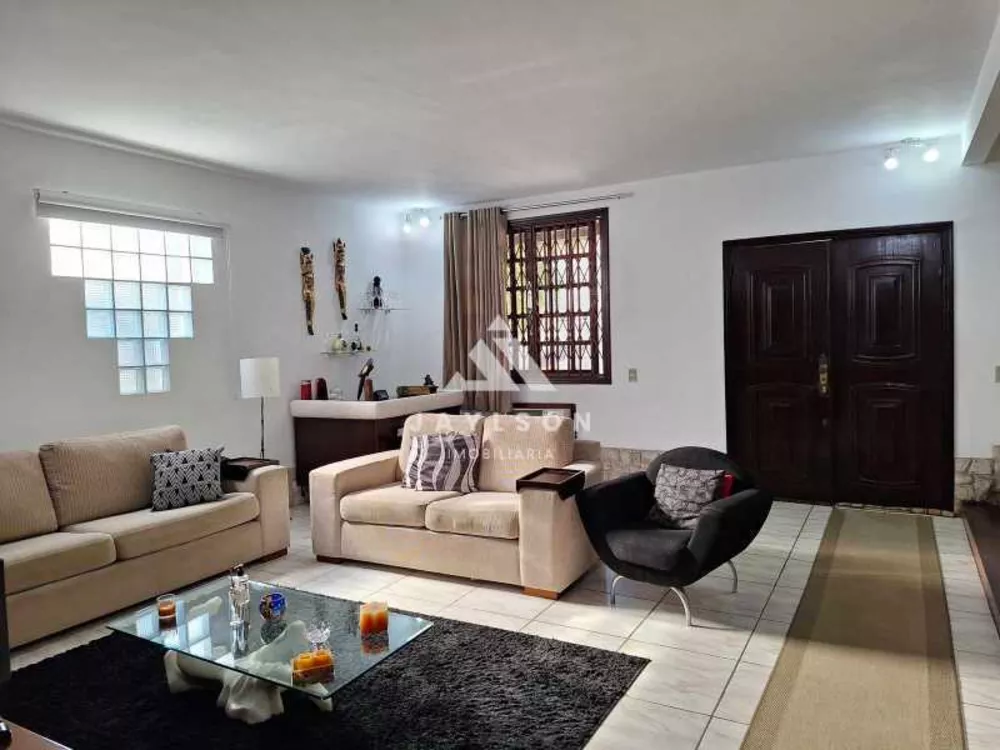 Casa à venda com 5 quartos, 276m² - Foto 1