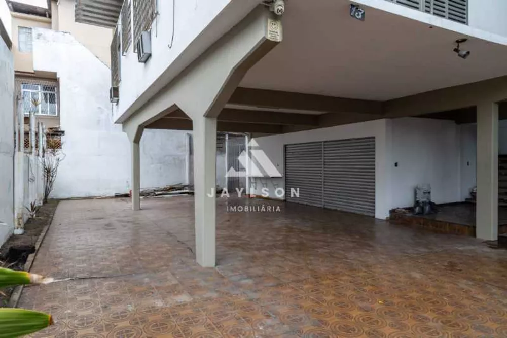 Casa à venda com 3 quartos, 320m² - Foto 2