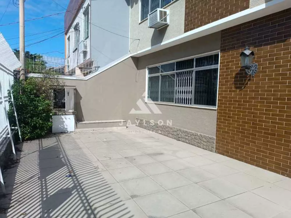 Casa à venda com 3 quartos, 233m² - Foto 2