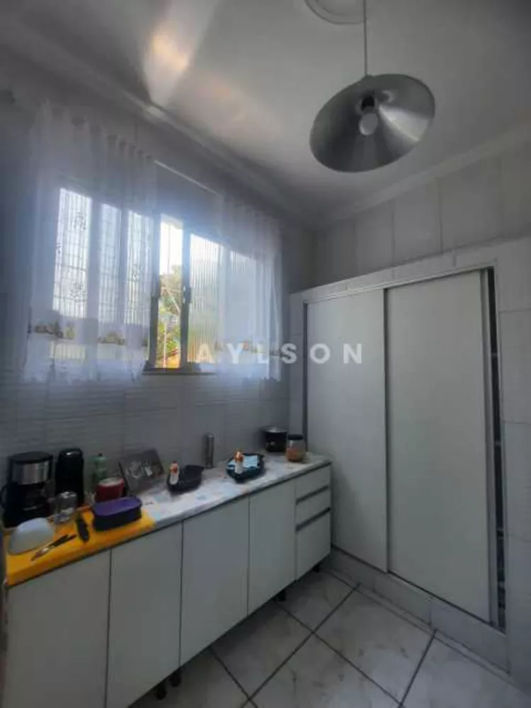 Casa à venda com 2 quartos, 81m² - Foto 9