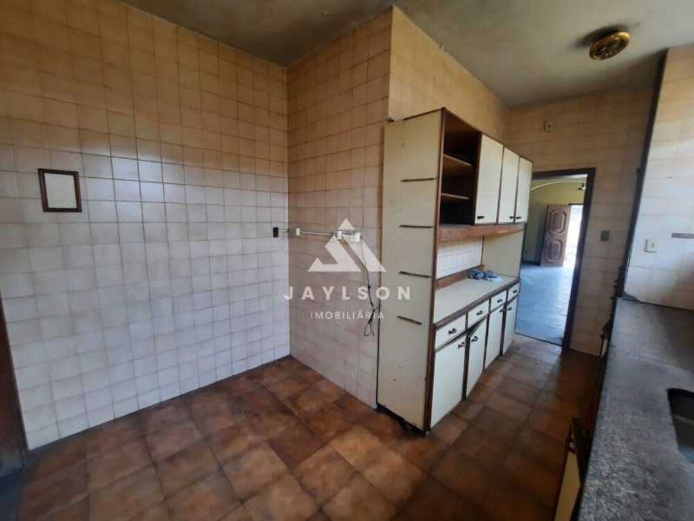 Casa à venda com 4 quartos, 160m² - Foto 2