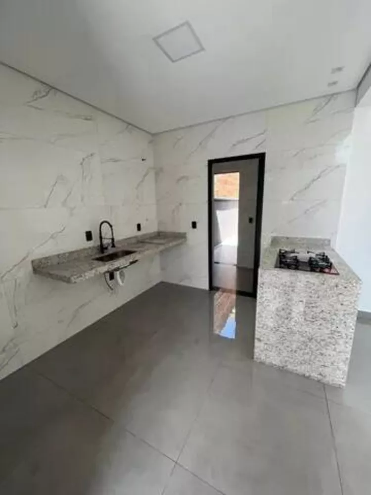 Casa à venda com 2 quartos, 75m² - Foto 2