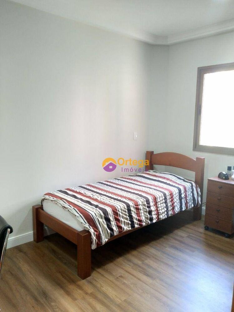 Apartamento para alugar com 4 quartos, 220m² - Foto 1
