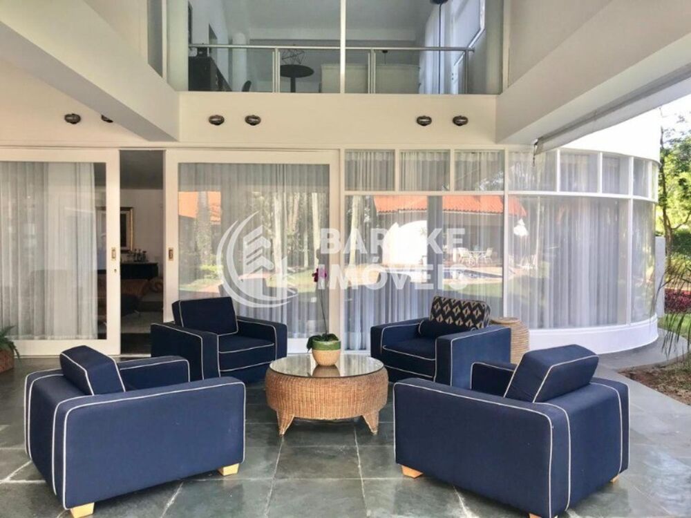 Chácara à venda com 7 quartos, 717m² - Foto 1