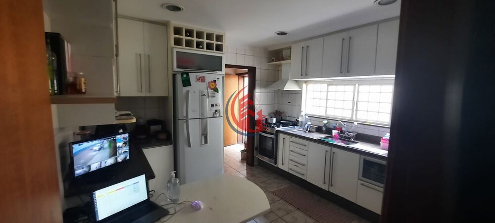 Casa à venda com 3 quartos, 280m² - Foto 2