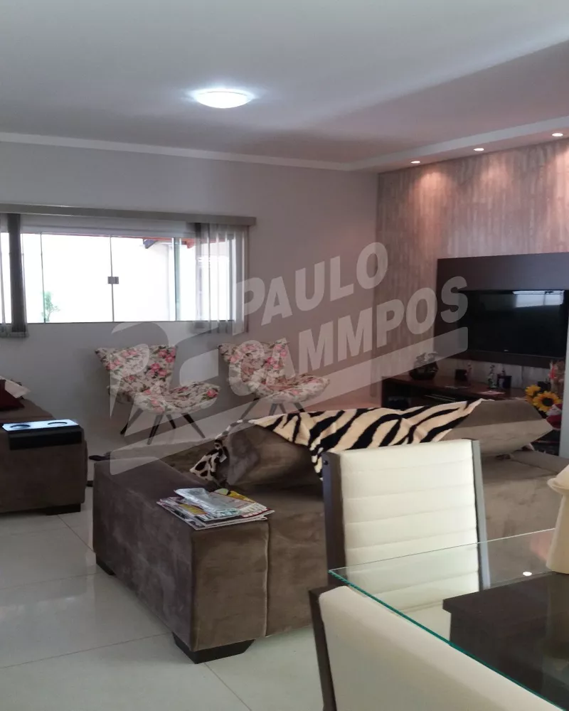 Casa à venda com 3 quartos, 200m² - Foto 1