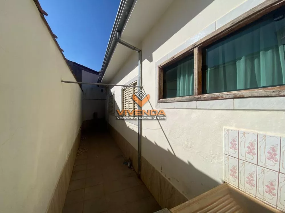 Casa à venda com 3 quartos, 162m² - Foto 1