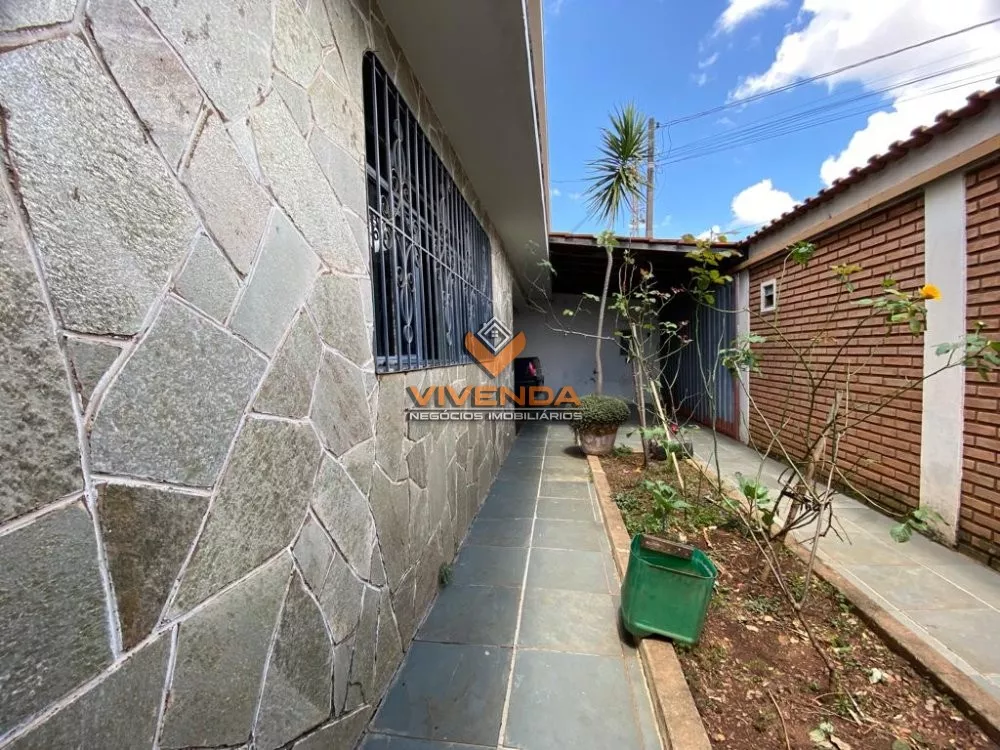 Casa à venda com 3 quartos, 180m² - Foto 2