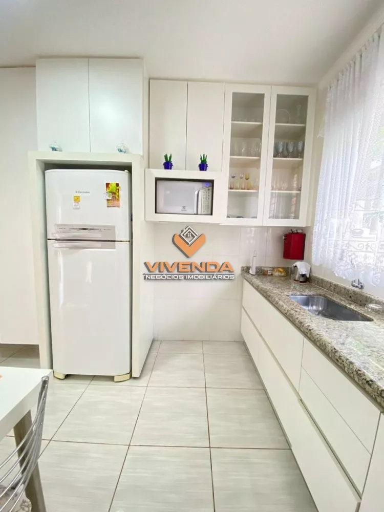 Casa à venda com 3 quartos, 250m² - Foto 2