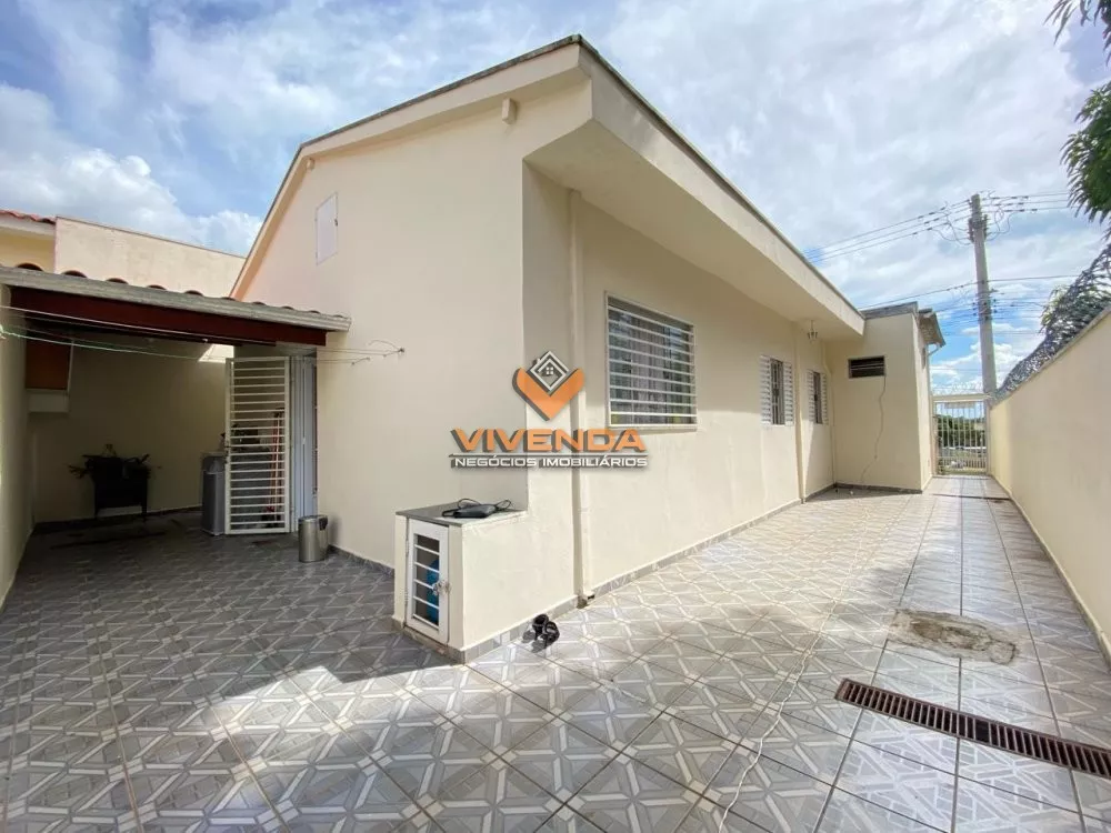 Casa à venda com 3 quartos, 250m² - Foto 1