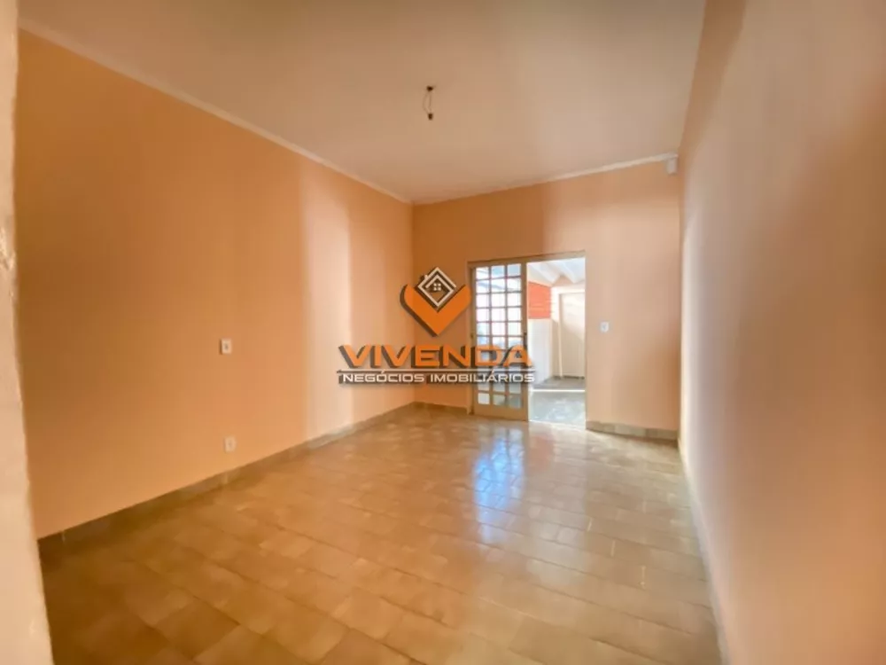 Casa à venda com 3 quartos, 185m² - Foto 1