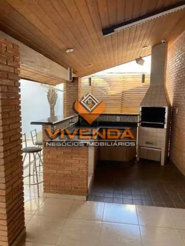 Casa à venda com 3 quartos, 255m² - Foto 1