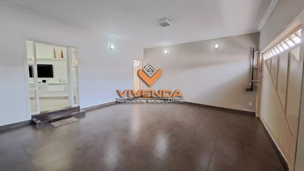 Casa à venda com 3 quartos, 300m² - Foto 2