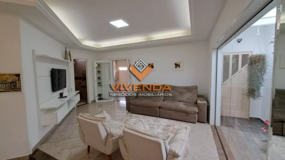 Casa à venda com 3 quartos, 300m² - Foto 3