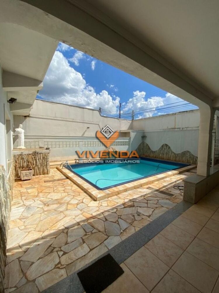 Casa à venda com 4 quartos, 270m² - Foto 1