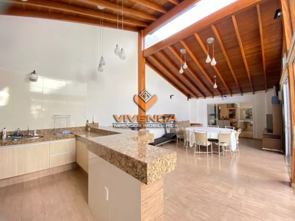 Casa à venda com 3 quartos, 323m² - Foto 4