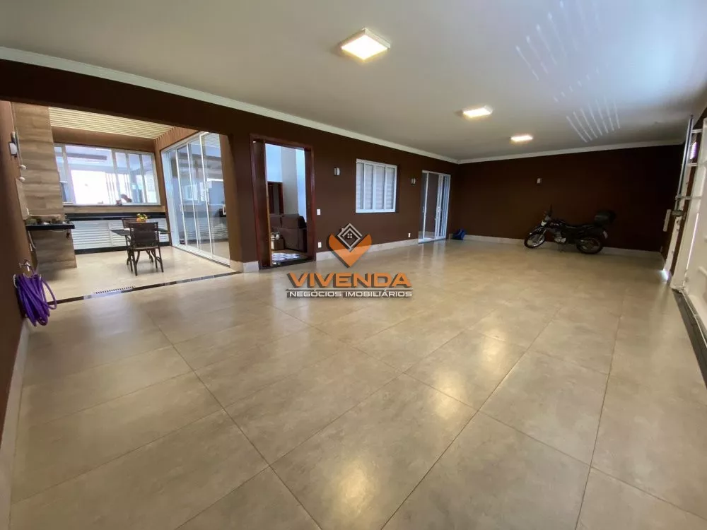 Casa à venda com 4 quartos, 230m² - Foto 1