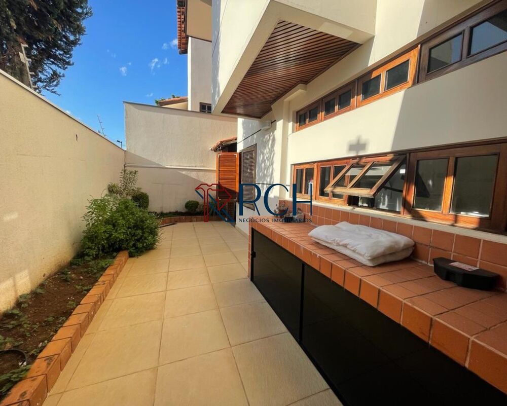 Casa à venda com 4 quartos, 220m² - Foto 2