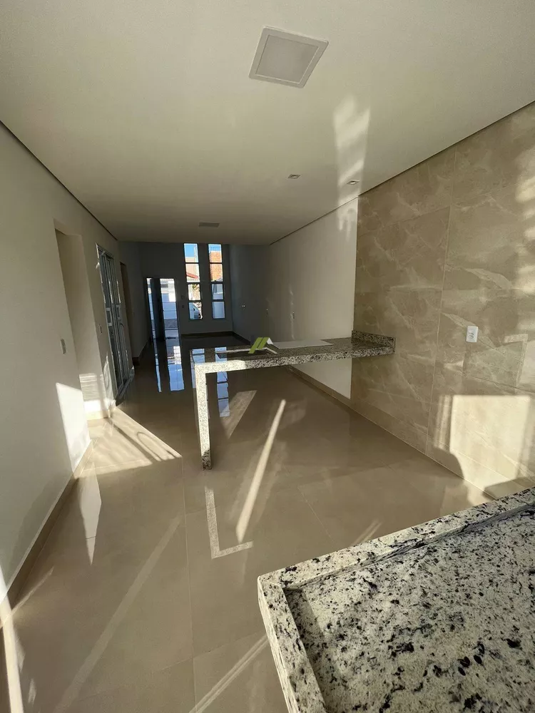 Casa à venda com 2 quartos, 75m² - Foto 4