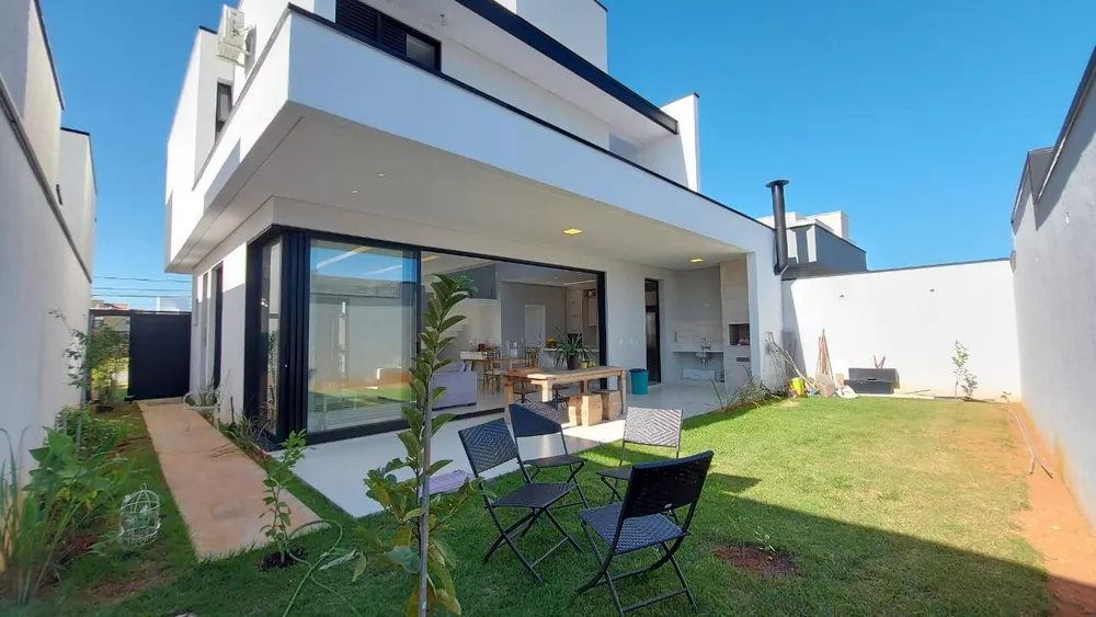 Casa à venda e aluguel com 3 quartos, 210m² - Foto 1