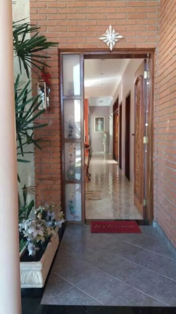 Casa à venda com 3 quartos, 186m² - Foto 1