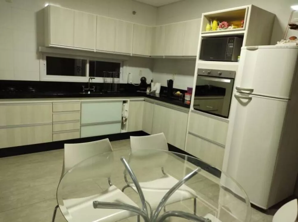 Sobrado à venda com 4 quartos, 210m² - Foto 2