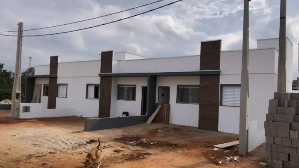 Casa à venda com 2 quartos, 65m² - Foto 1